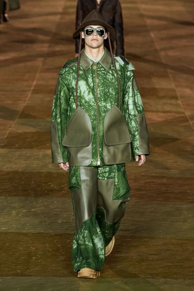 Look 18